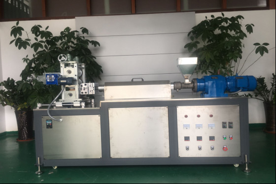 250mm Film Width Laboratory Sheet Extrusion Machine With Adjustable Screw Rotation